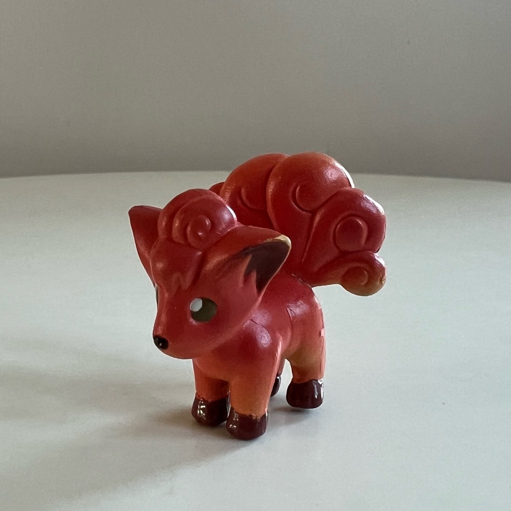 1999 ORIGNAL 2" POKEMON TOMY VULPIX TOY MINI FIGURE